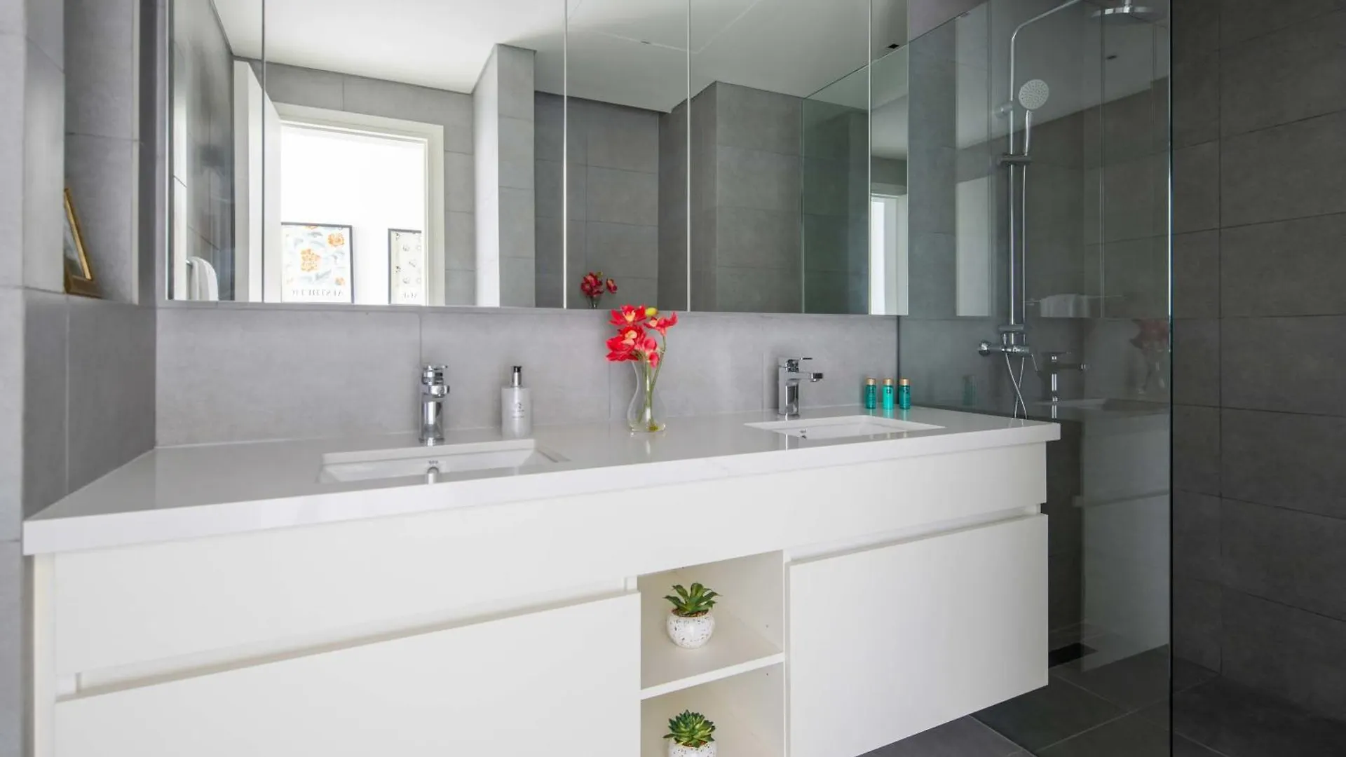 Frank Porter - Ahad Residences Dubai Apartment